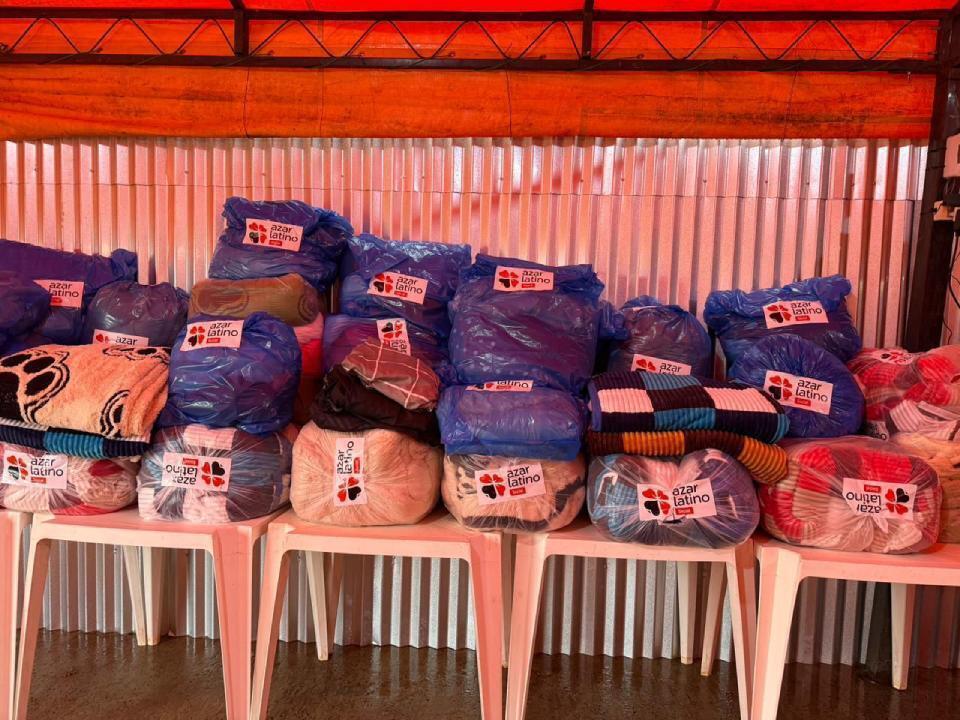 AzarLatino Social donación de ropa de cama y frazadas 